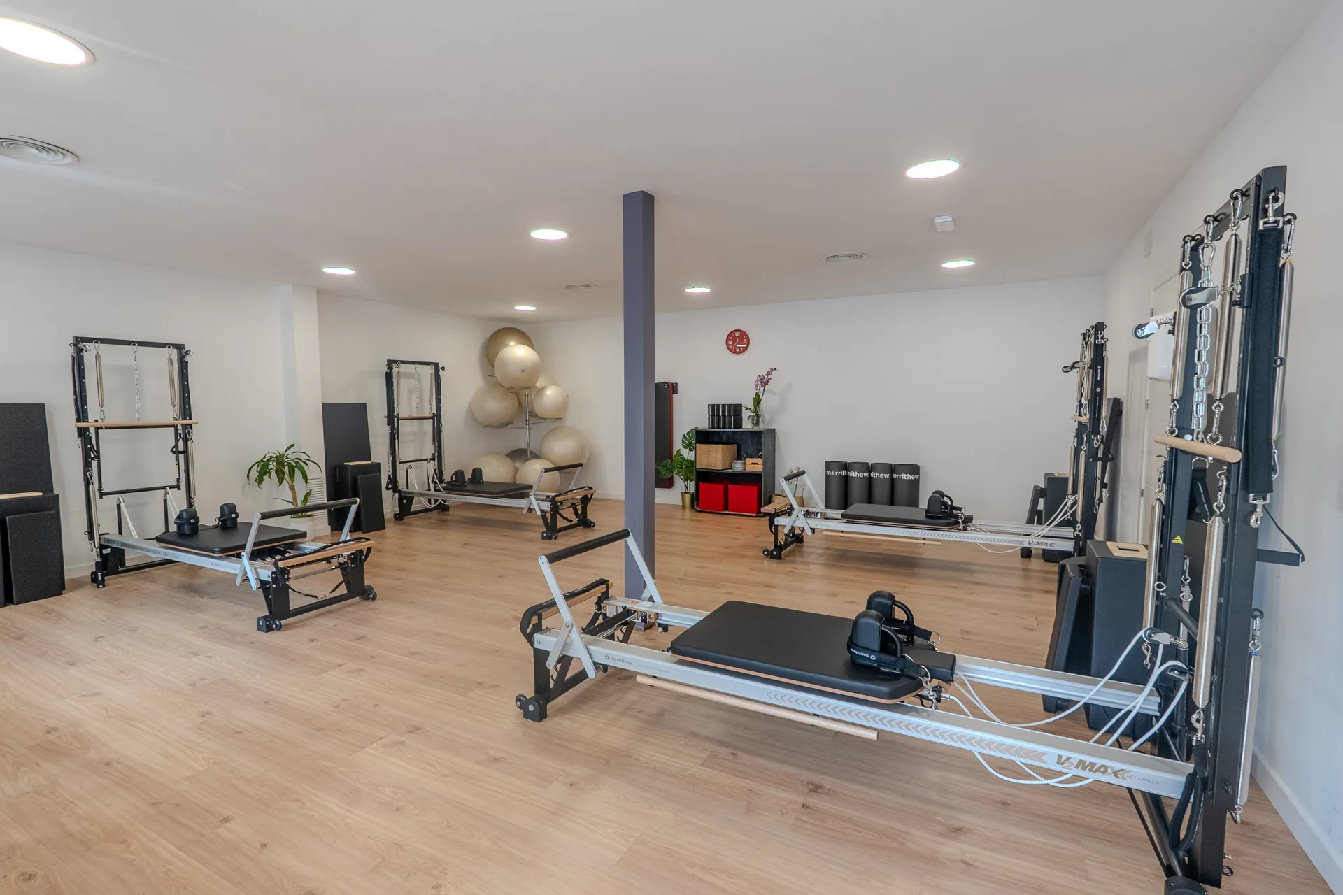 Sala de Reformer del estudio Actívate Pro en Torrelodones