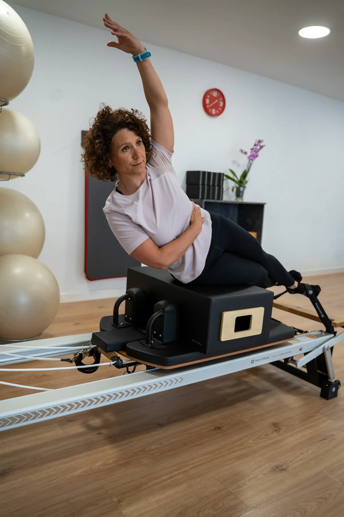 Sandra Bravo ejecutando un ejercicio de lateral flexion en Reformer STOTT PILATES
