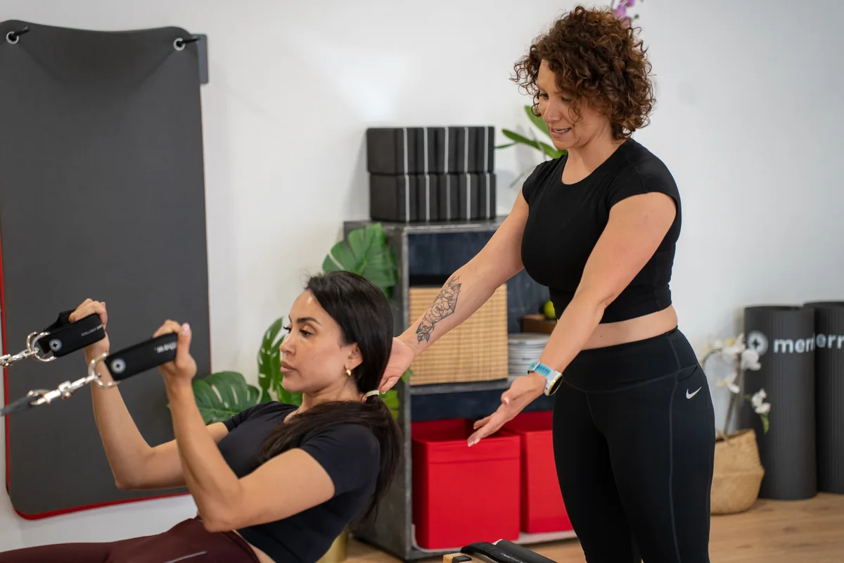 Sandra señalando un detalle técnico a una alumna