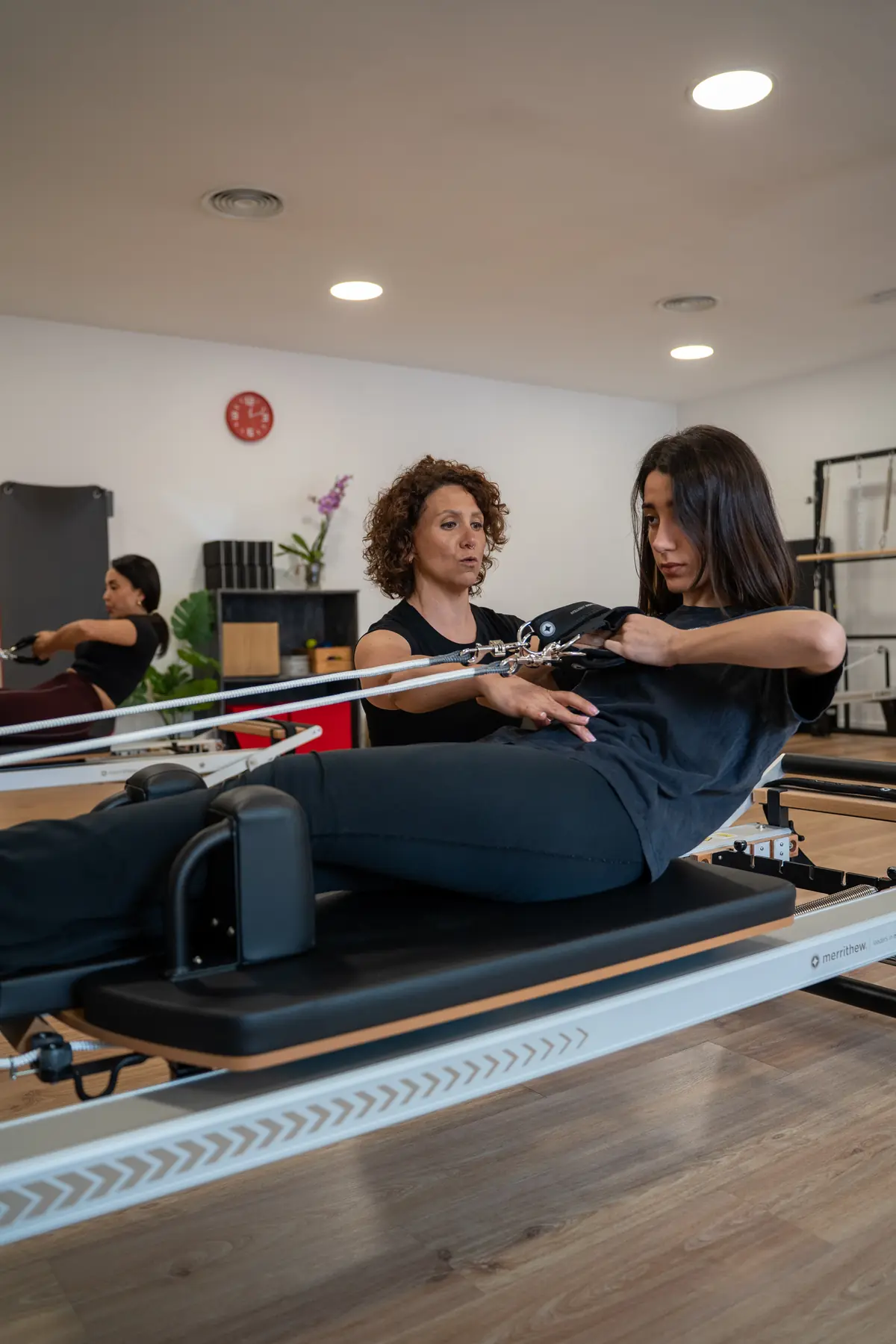 Sandra Bravo dirigiendo una clase grupal de Pilates Mat